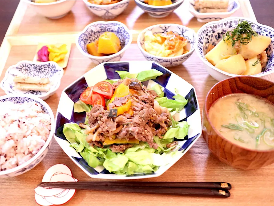 カボチャのプルコギ炒め
ごぼうの胡麻味噌和え
漬物
カボチャの煮物
大根と豚肉の煮物
肉じゃが
お味噌汁|NAKATAさん