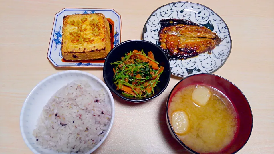 Snapdishの料理写真:1月30日　鰯の蒲焼き　豆苗とにんじんの胡麻和え　厚揚げ　お味噌汁|いもこ。さん