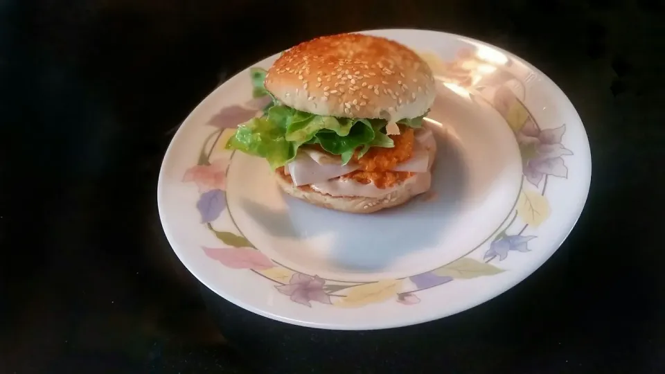 selfmade carrot Salad Burger 🍔 with cocktail sauce, salad leaves and thin sliced chicken breast 

#burger 
#ハンバーガー #人参 #Karotte #サラダ 
#カクテルソース|Najeskaさん