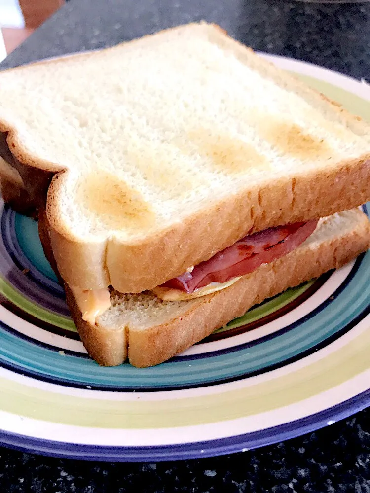 Ham and Egg Sandwich|Tiffany Hoangさん