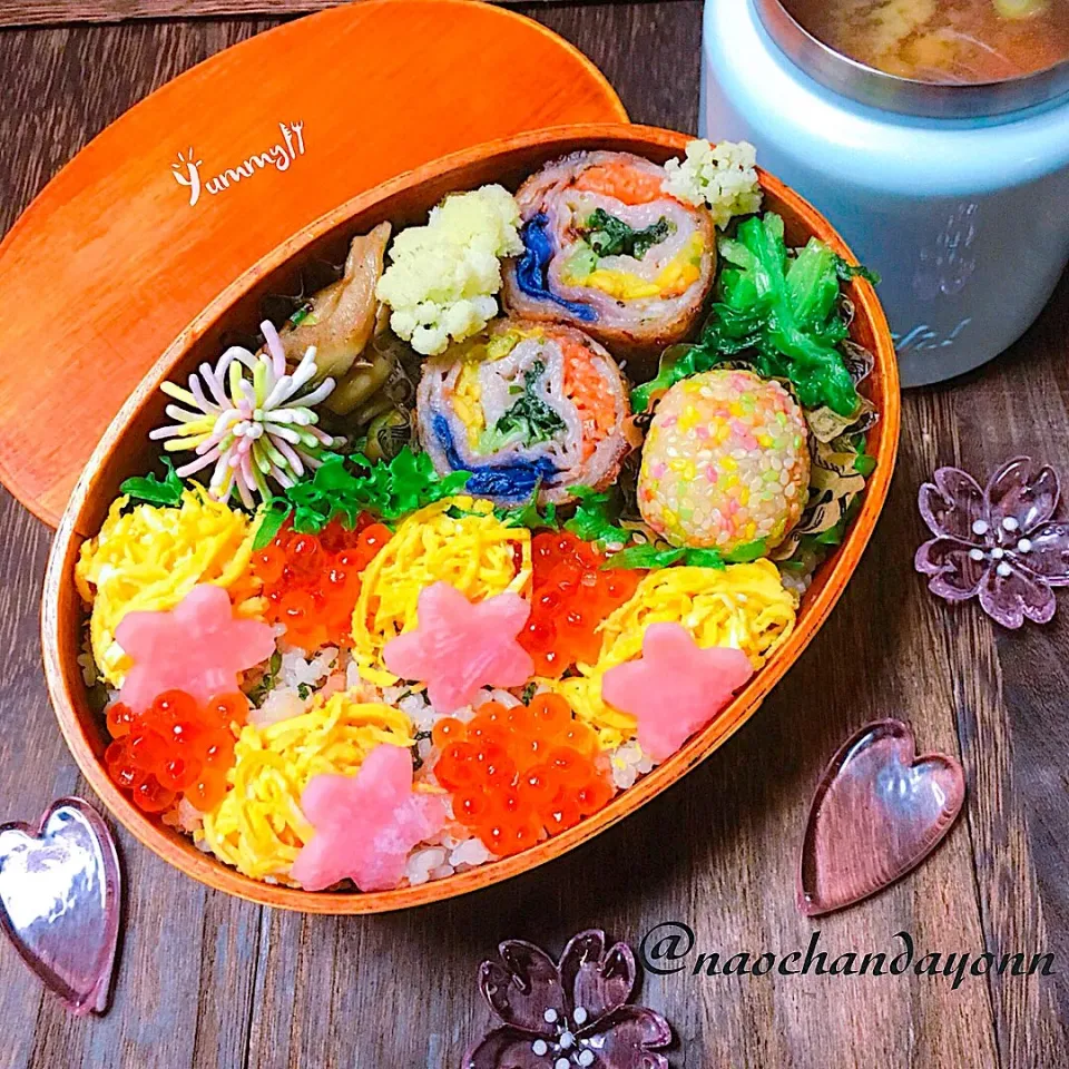 今日のＪＫお弁当🍱
鮭大葉混ぜご飯イクラ、錦糸卵のっけ
豚肉のレインボーロールステーキ🌈|naochandayonnさん