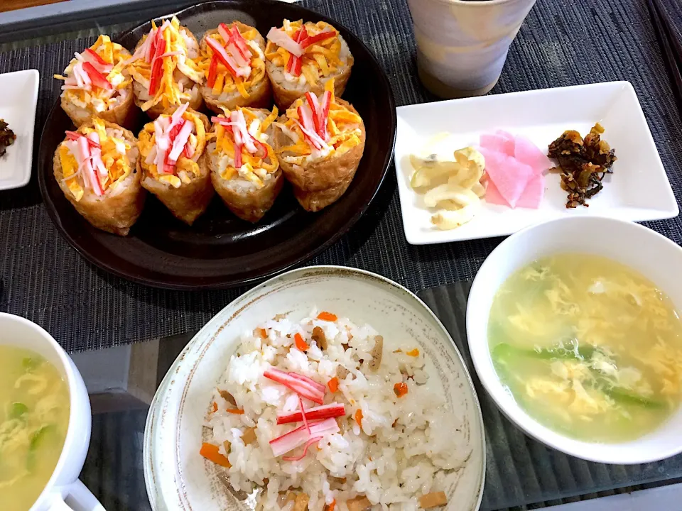 Snapdishの料理写真:今日の男子料理＆弁当🍱 2018年2/21
 #チラシ寿司  #五目寿司 #お稲荷さん #朝食 #弁当 #お新香三種盛り #タマゴスープ|Booパパさん