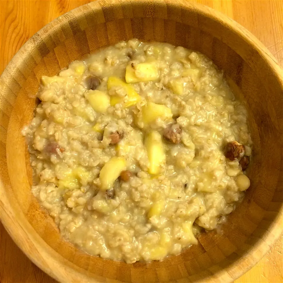 Oatmeal with banana, apple, dattes, and peanut butter powder 🍌🍎|MissYumYumさん