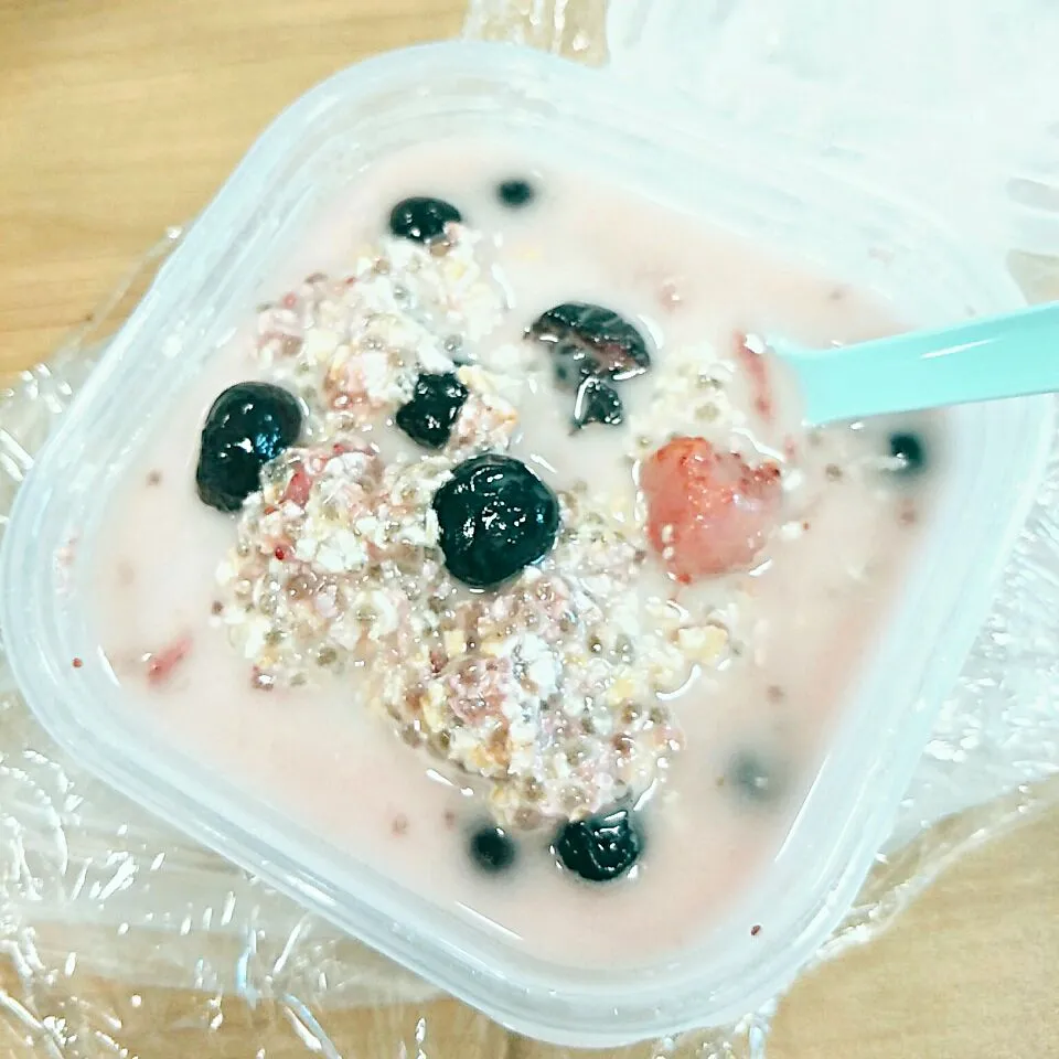 Overnight Oatmeal with berries 🍓|Nura Hazさん