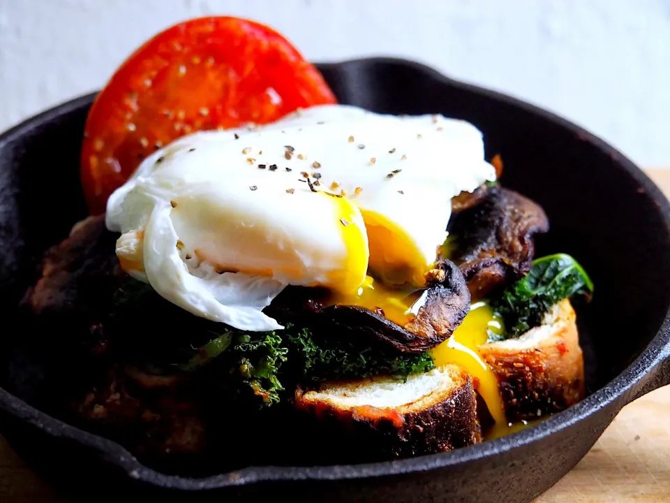 Toast with kale, mushroom & poached egg.|Misstyさん