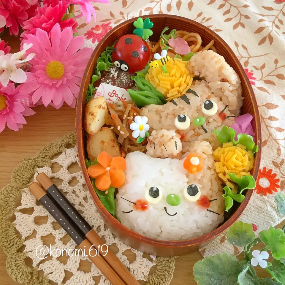 Snapdishの料理写真:にゃんこおにぎりとたんぽぽの春弁当🌼🌼|@konomi.619さん