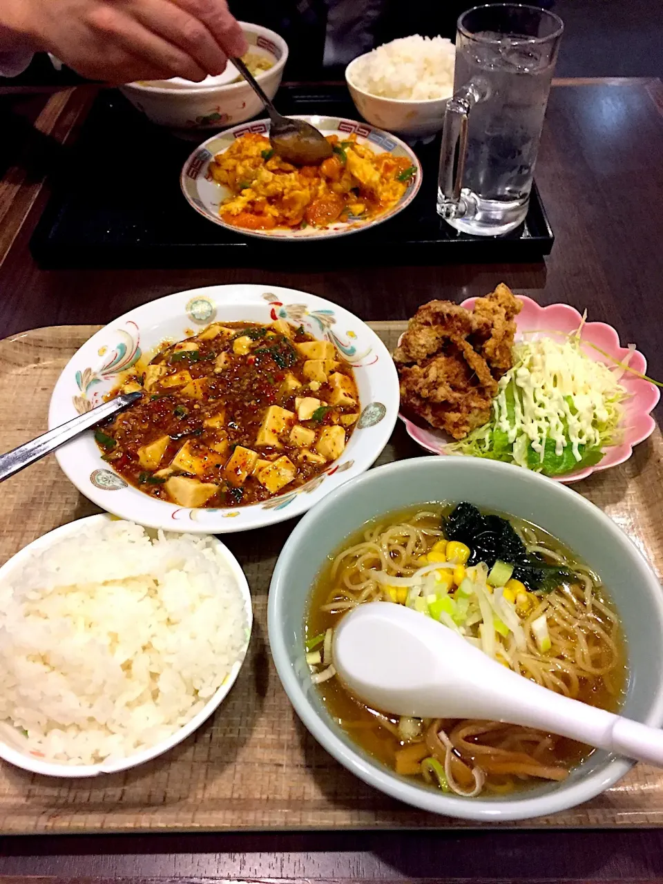 週替わり定食（麻婆豆腐又はもやし炒め、唐揚げ三個、ミニラーメン）*\(^o^)/*向かいは、トマト炒め❣️|すかラインさん