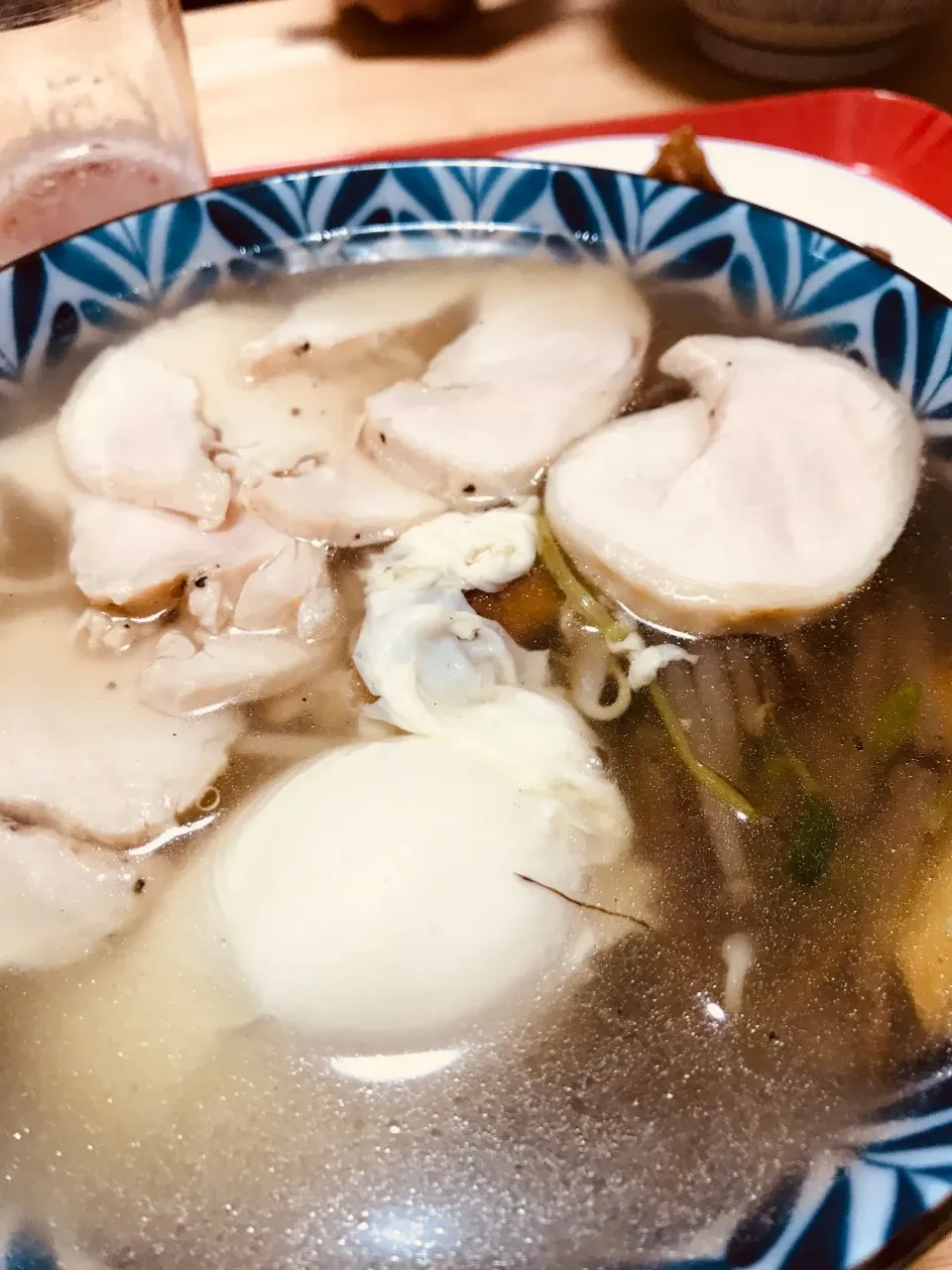 たまごをいただきました。
おやこラーメンなるものを作っていただきました。鶏の自家製ハムと全農さんのふつうのたまご。味は塩ラーメン。|コマツ菜さん