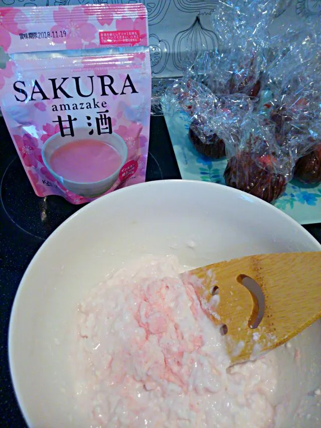 白玉粉にSAKURA amazake甘酒で色づけ|みるくここあさん