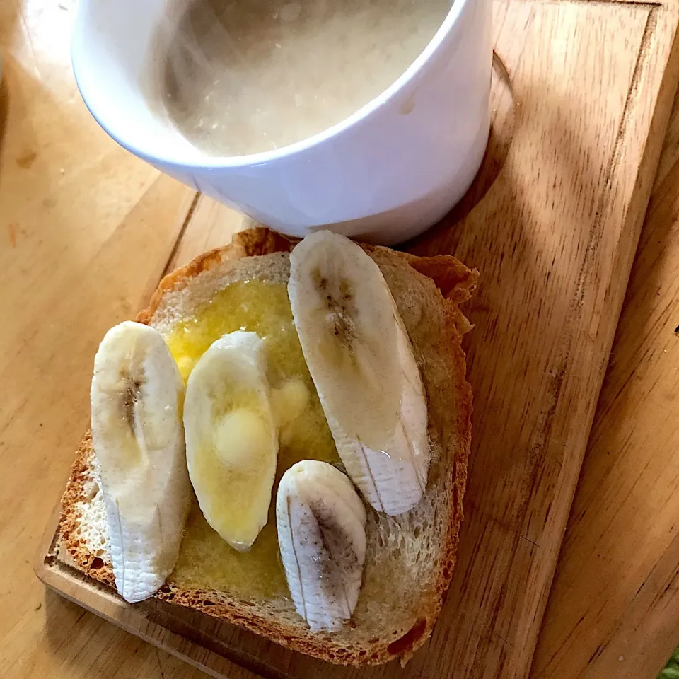 朝ごはん
バナナのオープンサンドトースト
パン🍞は昨夜焼いたライ麦のパン|ミカさん