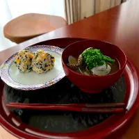 Snapdishの料理写真:浅利と菜の花の味噌汁に混ぜご飯おにぎり🍙