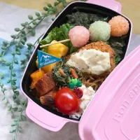 Snapdishの料理写真:2018.2.21◡̈⃝︎⋆︎*三色団子風のせた海苔弁 #娘のお弁当  #デコ弁 #春|ハルちゃんのお弁当さん