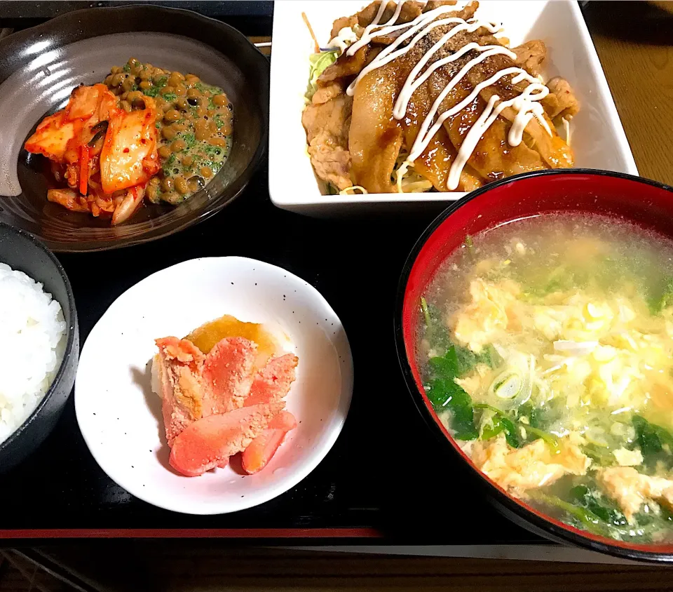 #晩飯  納豆キムチ 焼き鱈子おろし 豚焼肉サラダ 豆苗と玉子のスープ 白飯|たまさん