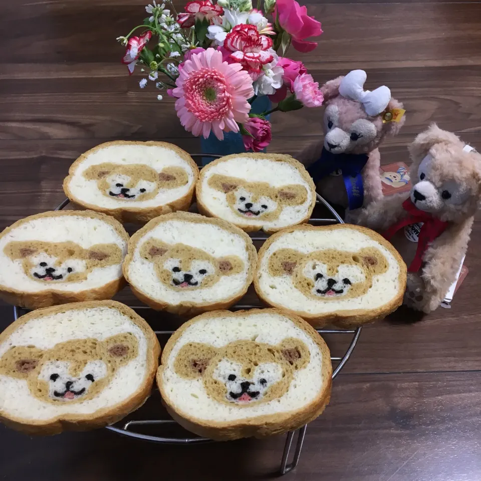 Snapdishの料理写真:♡ダッフィーのイラストパン♡|izuyoさん