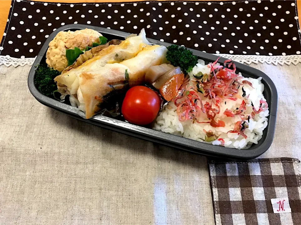 Snapdishの料理写真:鶏梅大葉入り春巻き🐓 まん丸卵焼き🍳 筑前煮🥕 🍅🥦🍚|あやこさん