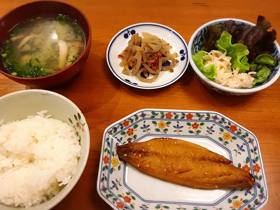 2/21 夕飯♪ 鰺みりん干し 大根とツナのサラダ  蓮根と蒟蒻のきんぴら しじみの味噌汁|ikukoさん