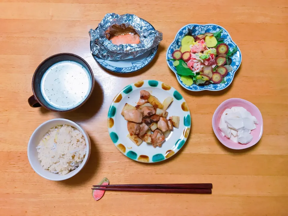 夕ごはん
鶏肉と山芋の甘辛炒め
鮭ときのこのホイル焼き
黄人参と紫人参のサラダ|ちゃみこさん