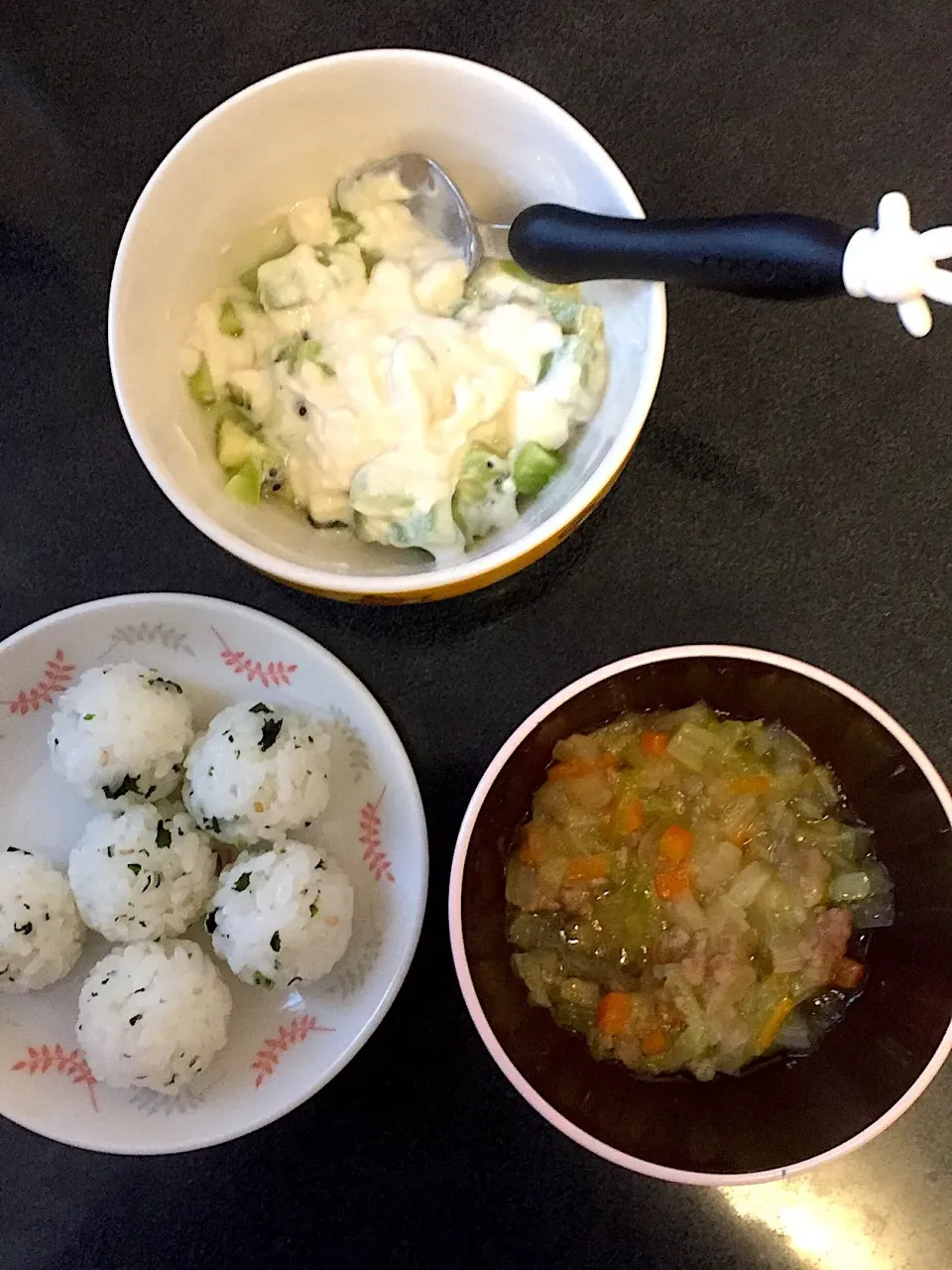 離乳食 朝
・ふりかけおにぎり
・白菜と豚肉のあんかけ
・キウイ豆乳グルト|ぺろたんさん