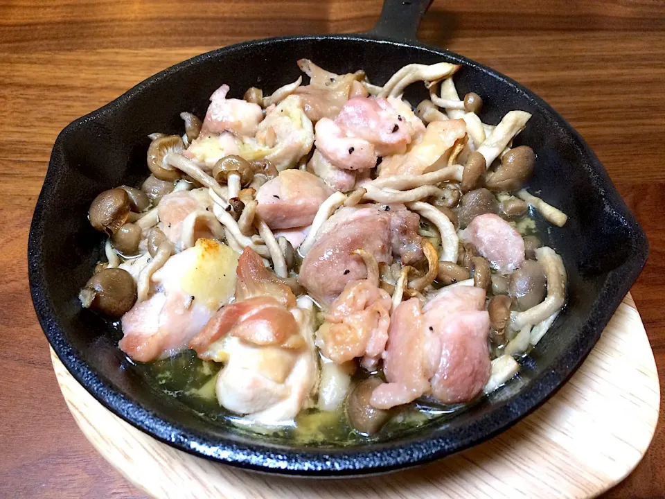 鶏モモとシメジのオイル焼き🥘 今日は色を入れないしっとり仕上げ🌝|ぱぴこ家さん