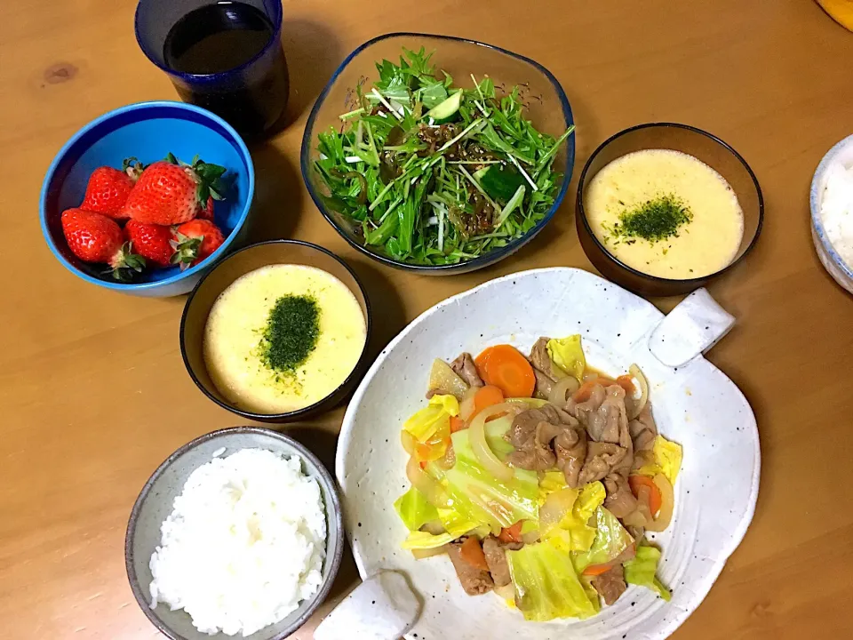 昨日の晩ゴハン│´ω｀)ﾉ
味付けホルモンと野菜の蒸し煮
海藻サラダ🥗
とろろ
ご飯🍚
苺|さくたえさん