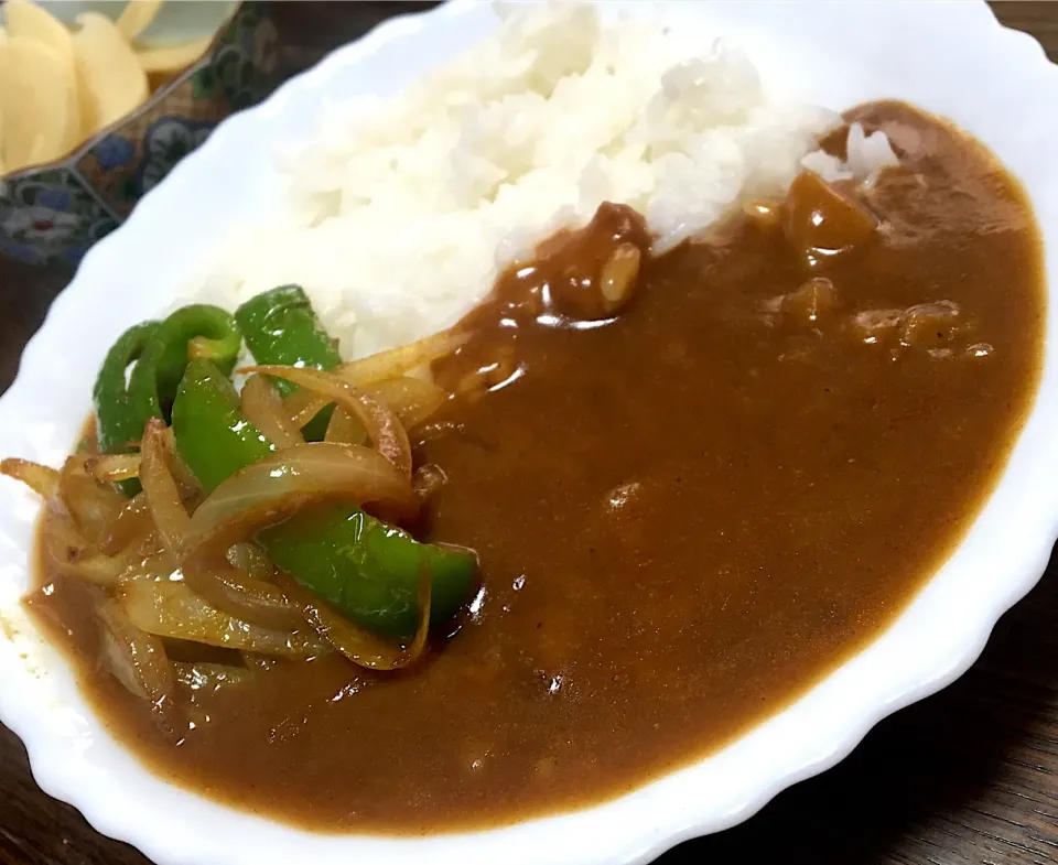 Snapdishの料理写真:昼ごはん☀️☀️🔆 中辛カレーピーマン玉ねぎのカレー炒めトッピング 沢庵漬け #みなさんのお墨付き#カレートッピング|ぽんたさん