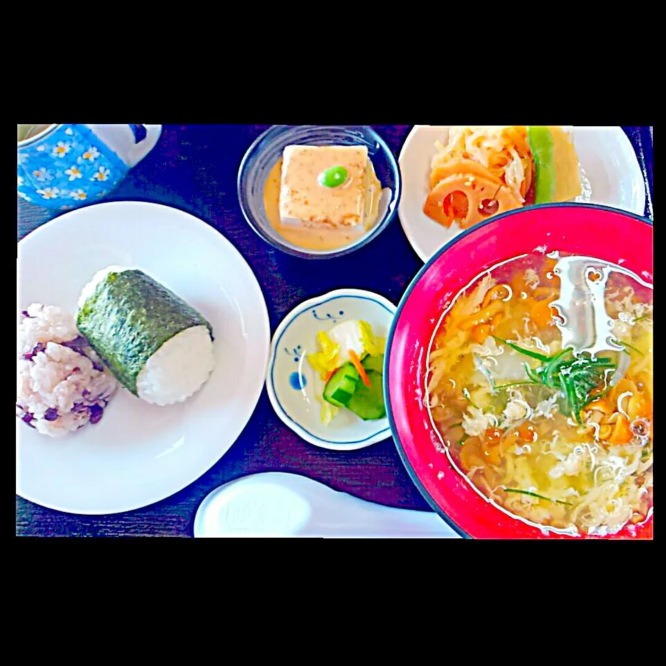 Snapdishの料理写真:もっさんさんのとぅるん♪なめこ✨白菜version❤
本日の賄い(2/20  お赤飯の🍙＆塩🍙とお総菜付き🎵)|かぴかぴさん