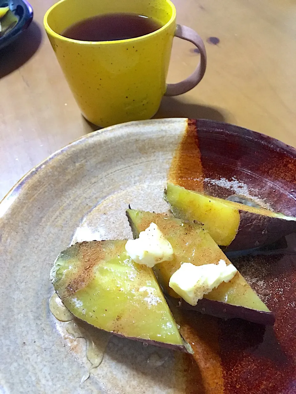 おやつ💟シルクスイートで焼き芋🍠
に、バターとシナモンシュガーと蜂蜜🍯😘|さくたえさん