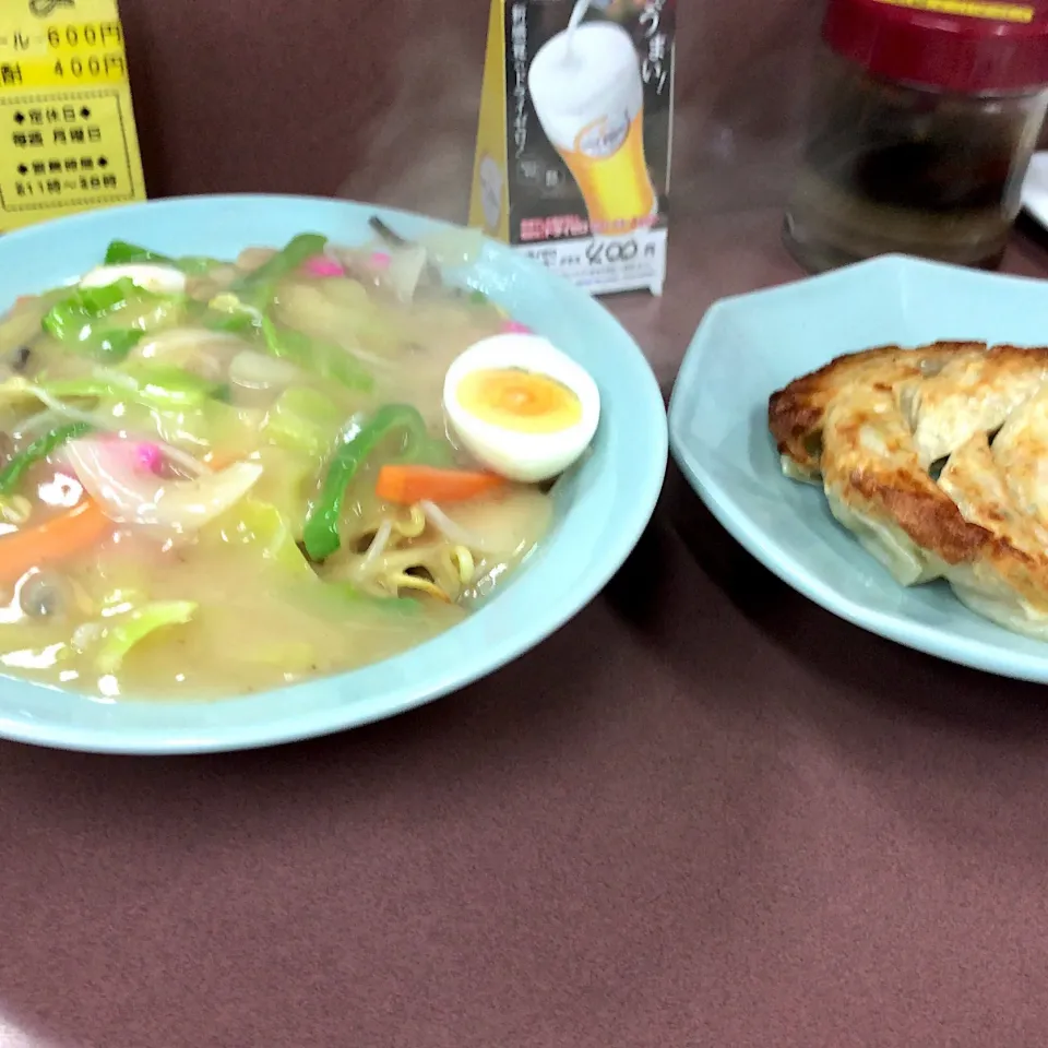 Snapdishの料理写真:あんかけ中華そばと餃子|まさま〜ささん