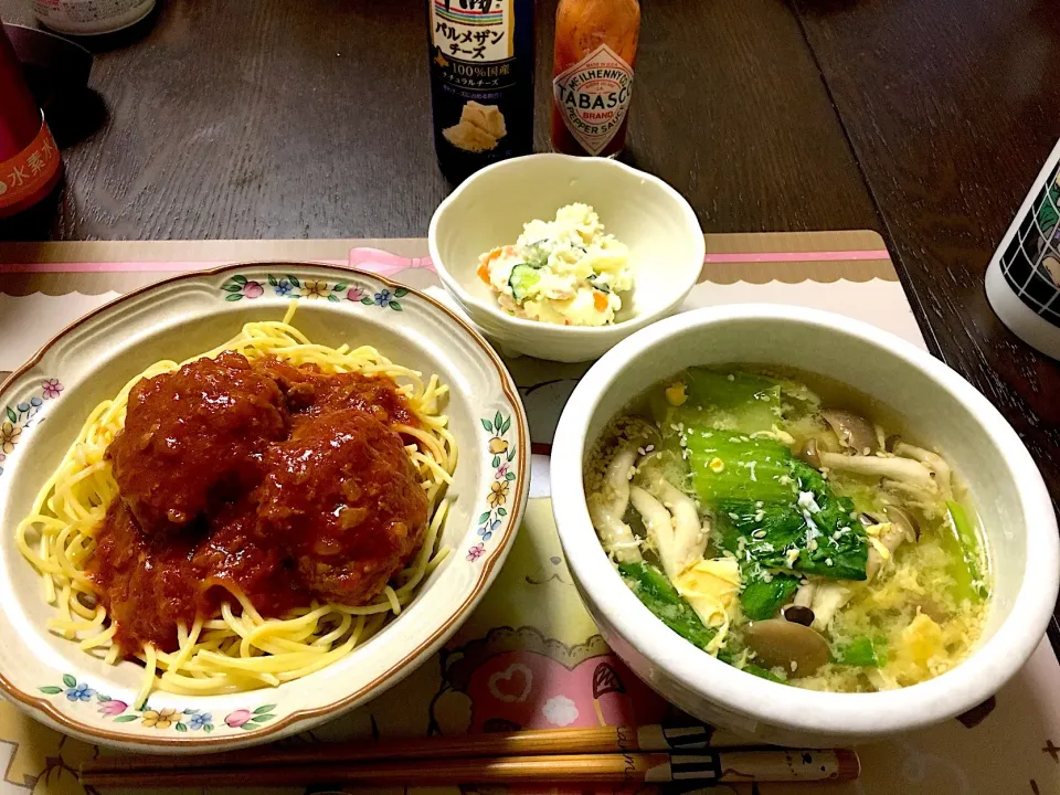 煮込みハンバーグパスタ、シメジとチンゲン菜と卵のスープ、ポテトサラダ(*^ω^*)|ライムさん