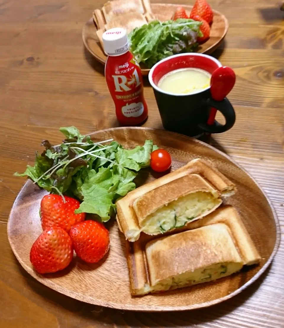 Snapdishの料理写真:『残り物のポテトサラダでホットサンド朝ごはん』|seri-chanさん