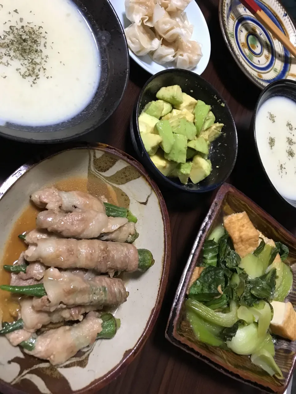 2月22日晩ご飯。オクラの肉巻き、青梗菜と厚揚げ煮、アボカドのごま和え、さつまいものポタージュ。|あやさん