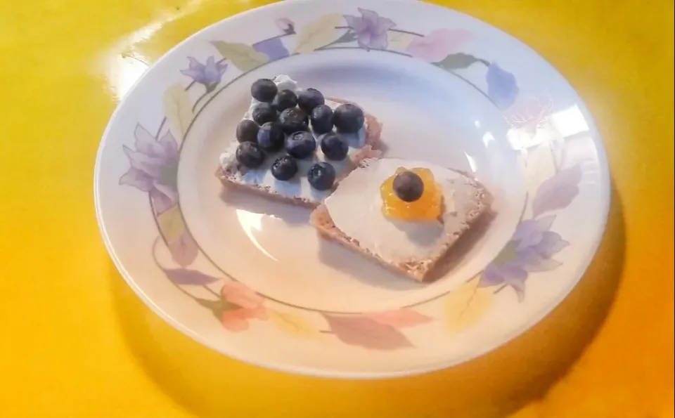 Morning breakfast 
Urdinkelbrot with fresh cheese, blueberries and mango marmelade|Najeskaさん