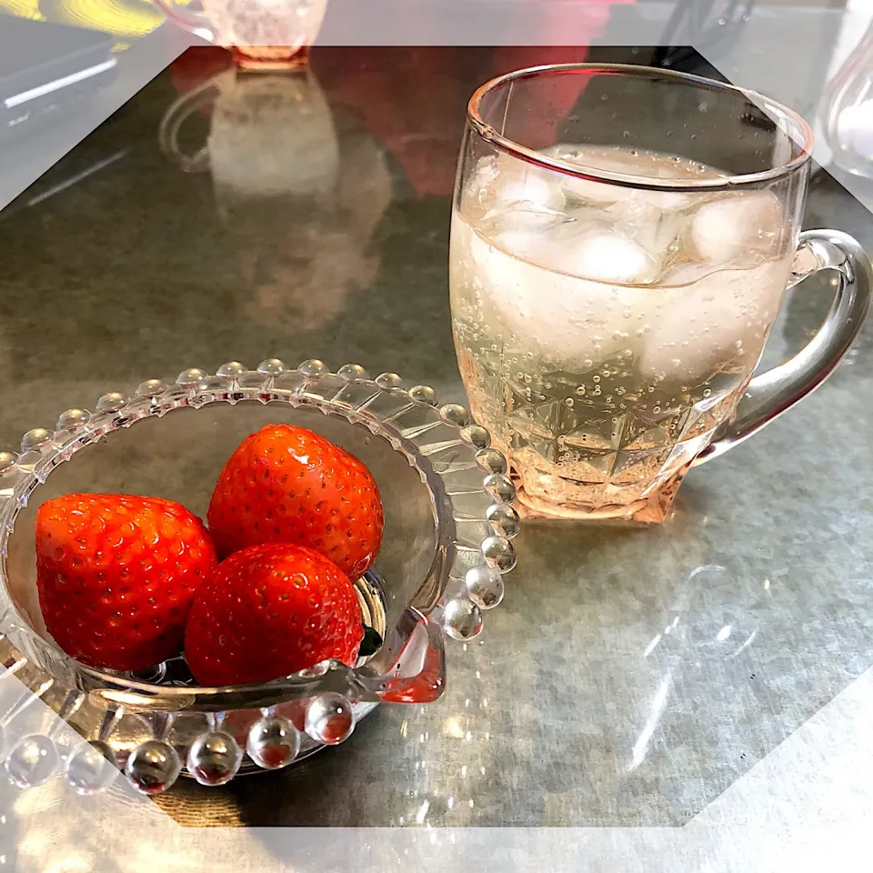 Snapdishの料理写真:レモンサワー🍋といちご🍓|nao子さん