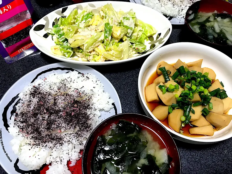 Snapdishの料理写真:ゆかりご飯、春キャベツカニ缶コールスロー、里芋煮っころがし万能ネギのせ、大根わかめ味噌汁|ms903さん