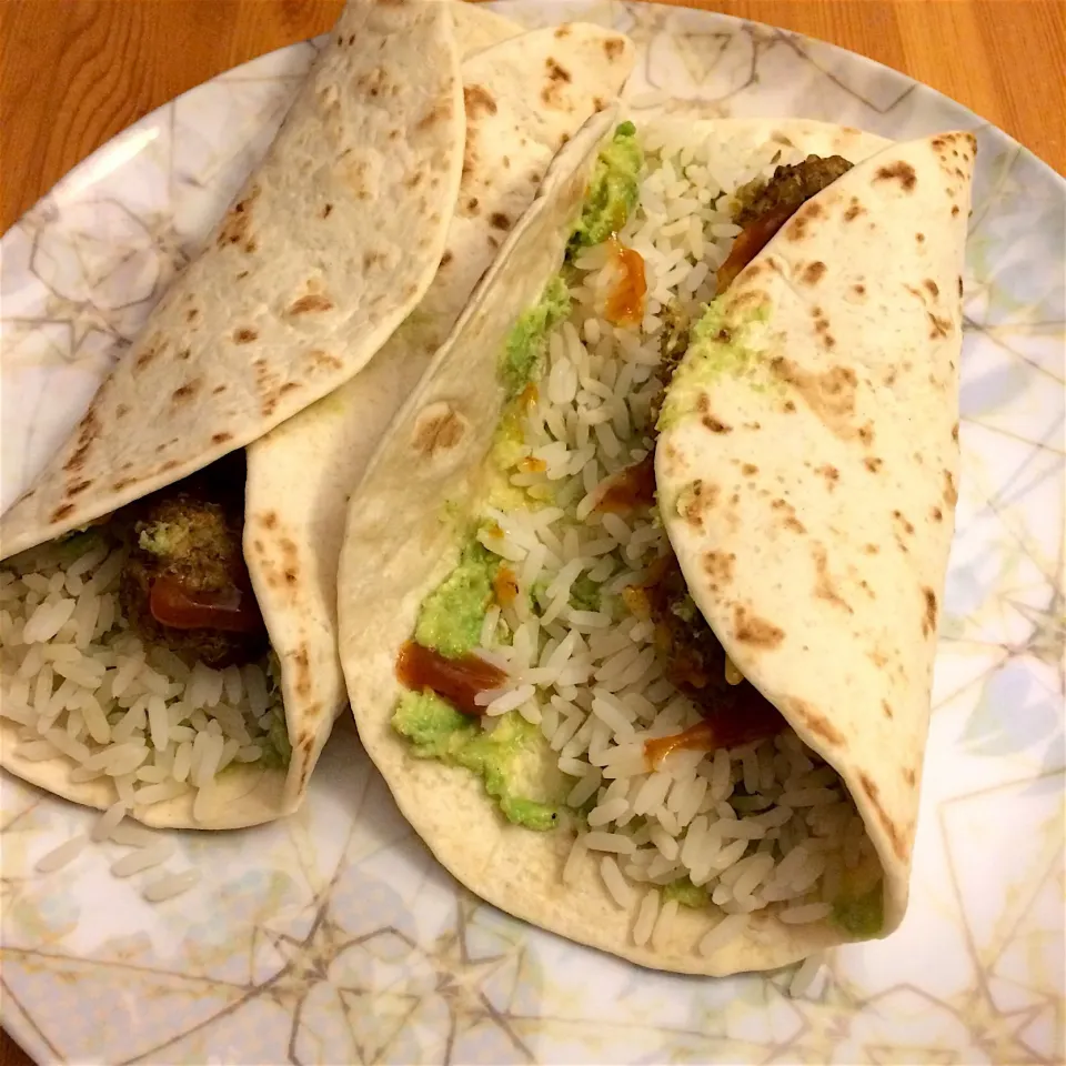 Wraps with falafel, avocado, rice, and ketchup curry 🌯|MissYumYumさん