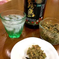 Snapdishの料理写真:自家製フキ味噌と黒霧島ロック。
春の味覚♫|hoppylove25さん