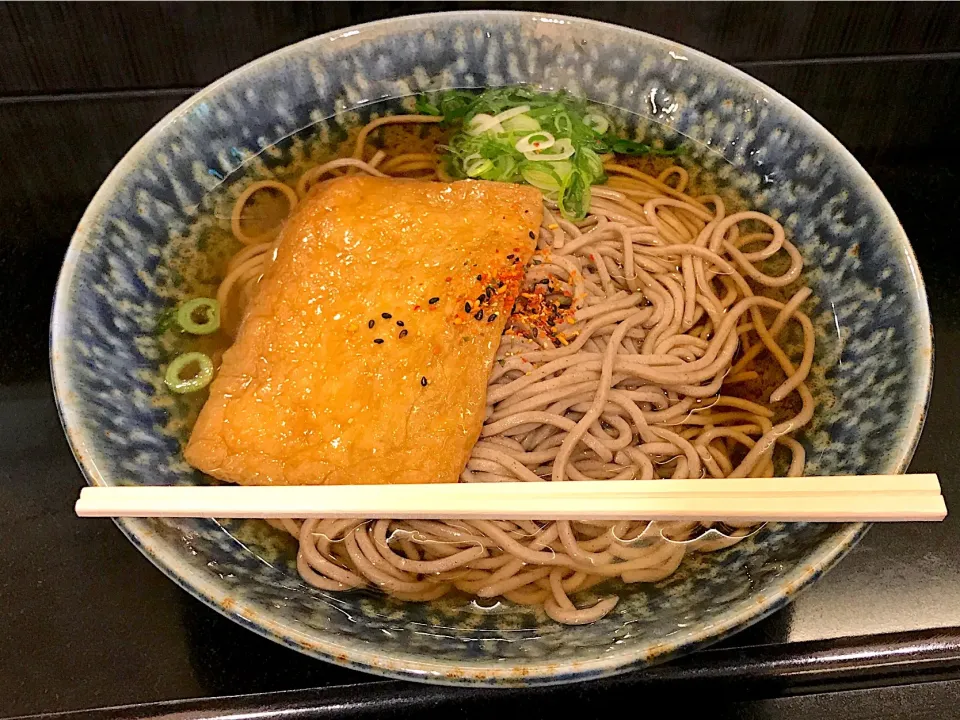 今日の昼餉はたぬき蕎麦（大阪呼称）の大盛り🍜ドンブリがデカくて箸がドンブリ中央に掛かりませんがな👁👁|にゃあ（芸名）さん