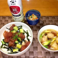 Snapdishの料理写真:まぐろときゅうりの漬け丼ととりごぼう汁の晩ご飯|よっしーさん