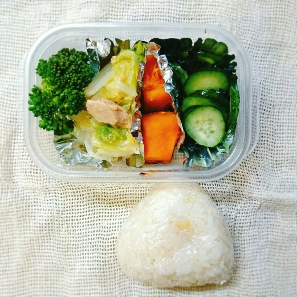 Snapdishの料理写真:野菜系おかずと栗ご飯おにぎり弁当|jun(・x・)さん