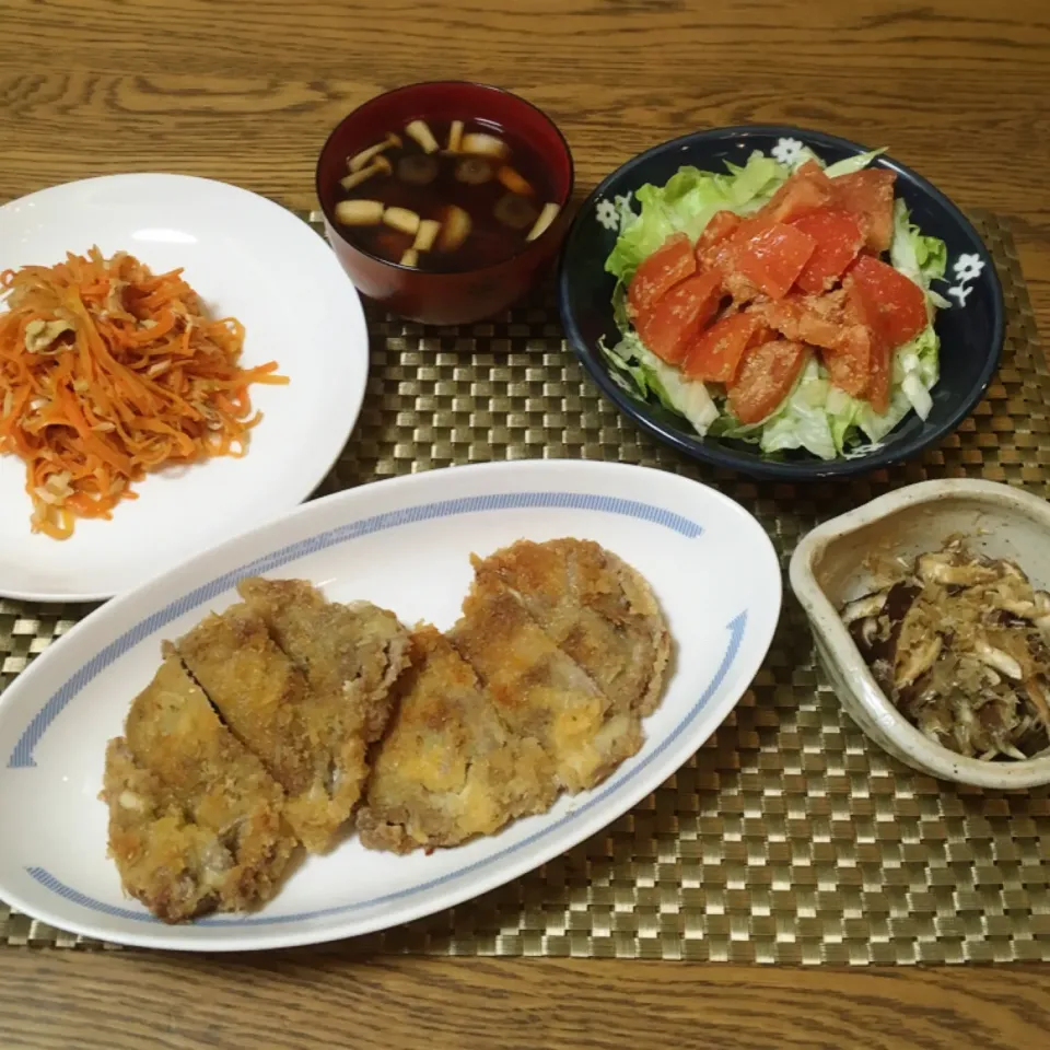 Snapdishの料理写真:にんじんしりしり・豆腐としめじのお味噌汁・トマトの胡麻和え・椎茸焼き浸し・ミルフィーユチーズと大葉のとんかつ|美也子さん