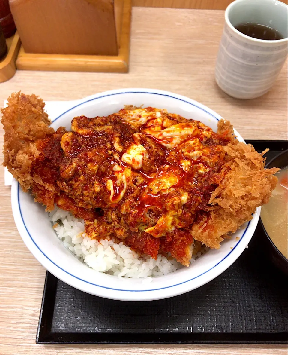 ふわたまレッドチキンカツ丼🥘|るみおんさん