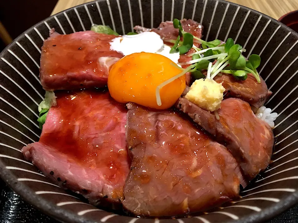 ローストビーフ丼|はっちぃさん