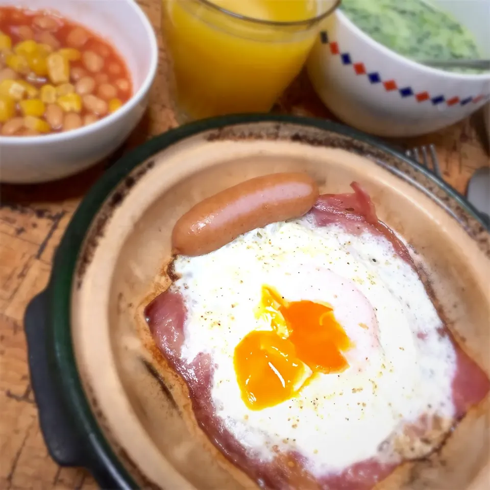 土鍋でベーコンエッグ🥓🍳|にょんにいさん