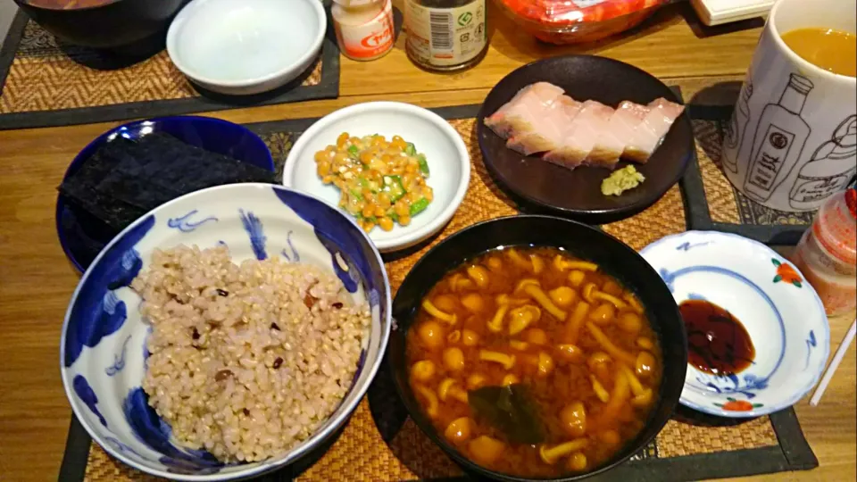 納豆＆ぶりの刺身＆なめこの味噌汁|まぐろさん