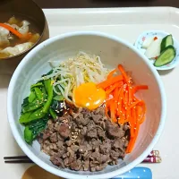 Snapdishの料理写真:ビビンバ丼と水餃子のスープ