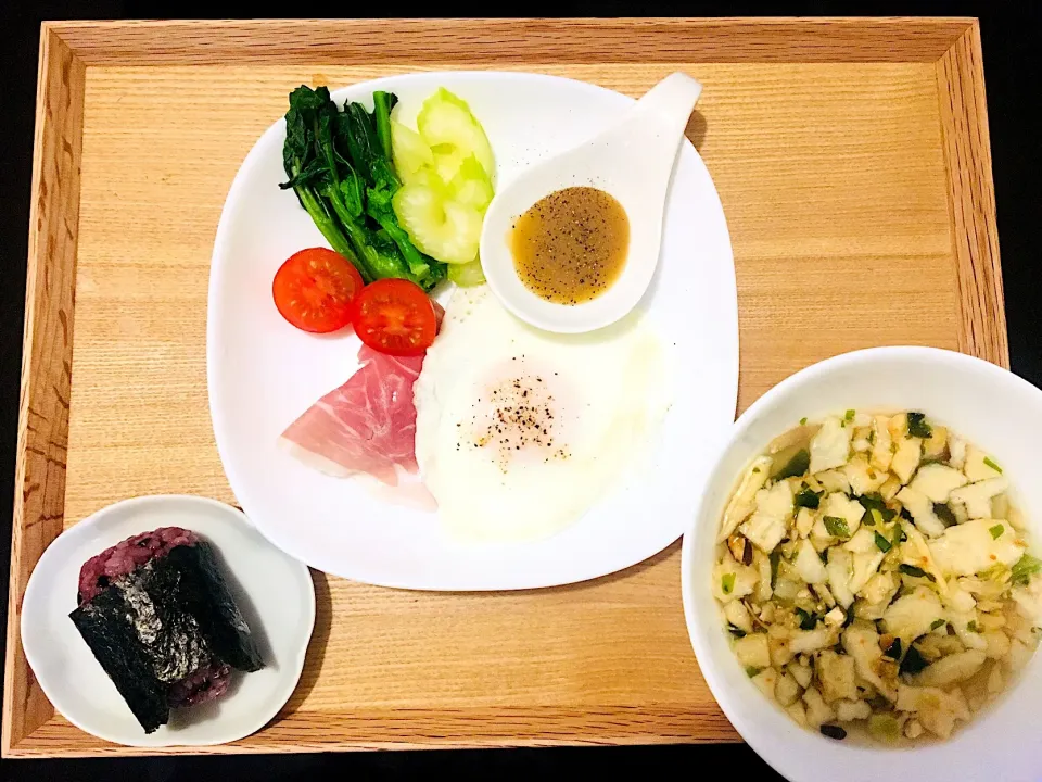 Snapdishの料理写真:…とある日の朝ごはん🍳
   ・菜の花とセロリ、バーニャカウダソースを添えて🥗
   ・ 目玉焼き🍳
   ・ 生ハム
   ・ せんべいスープ （市販）
   ・ 黒米のおにぎり
   ・|Tinaさん