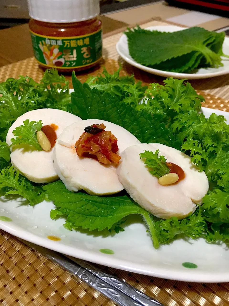 ヨッチャンの料理  鶏ハムしっとり名人  キムチとお気に入り韓国味噌をのせて   えごまの葉で巻き巻き🇰🇷|🌿ぴぴさん