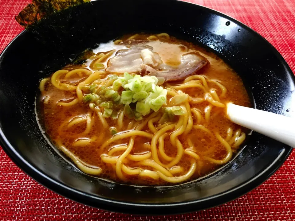 Snapdishの料理写真:お昼は肉味噌とラー油で担々麺風。具は自家製パンチェッタと韓国海苔、島らっきょう。|mattさん