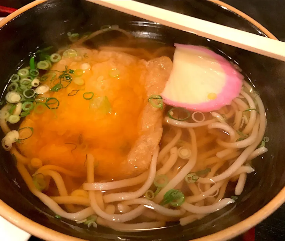 今日の昼餉…毎度毎度のたぬき蕎麦（大阪呼称）です🍜割り箸並みに太いけど蕎麦です🤣この店でうどん頼んだらほうとう並みに太いのが出てくるのなぁ？㊙️|にゃあ（芸名）さん