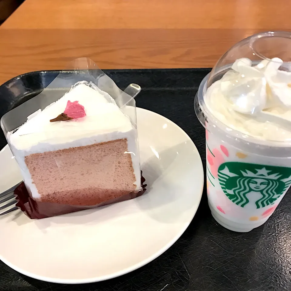 バニラクリームフラペチーノ。
さくらシフォンケーキ🌸🌸🌸|💙💙渡辺翔太💙💙さん